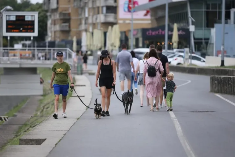 Plavuša u crvenom sama napravila đir po gradu: Pogledajte tko je još uživao u šetnji