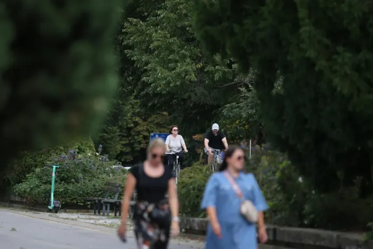 Plavuša u crvenom sama napravila đir po gradu: Pogledajte tko je još uživao u šetnji