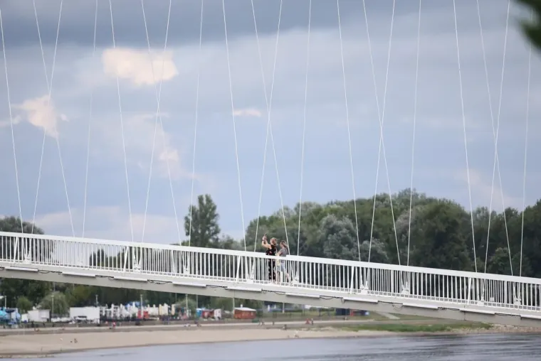 Plavuša u crvenom sama napravila đir po gradu: Pogledajte tko je još uživao u šetnji