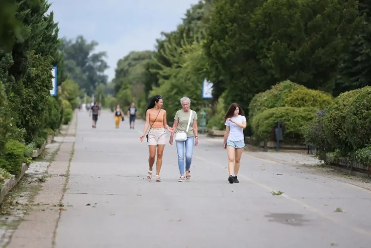 Plavuša u crvenom sama napravila đir po gradu: Pogledajte tko je još uživao u šetnji