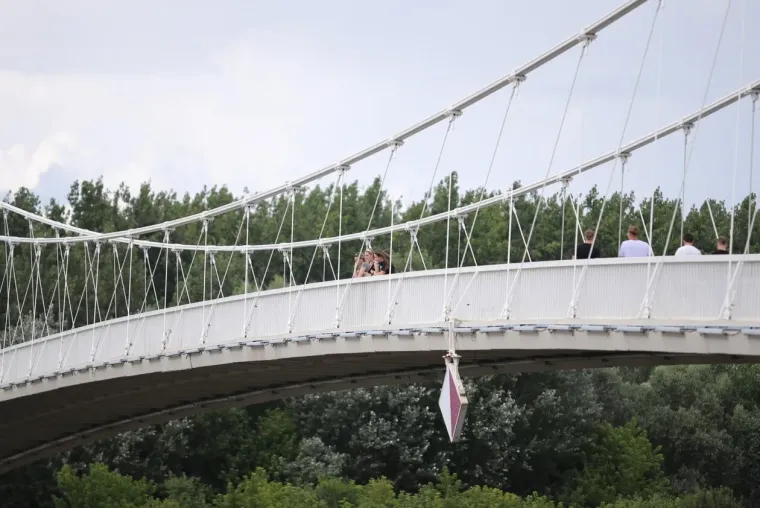 Plavuša u crvenom sama napravila đir po gradu: Pogledajte tko je još uživao u šetnji