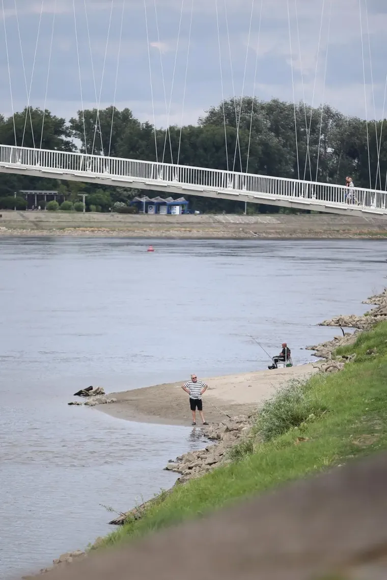 Plavuša u crvenom sama napravila đir po gradu: Pogledajte tko je još uživao u šetnji