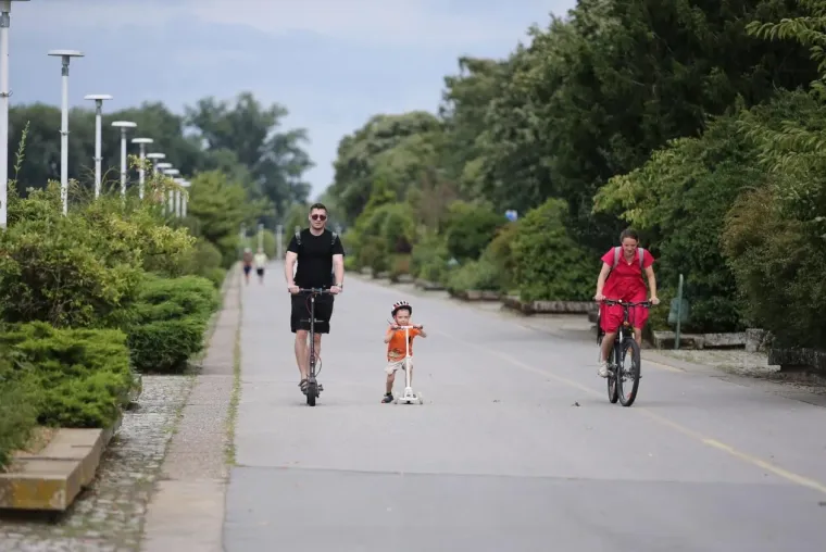 Plavuša u crvenom sama napravila đir po gradu: Pogledajte tko je još uživao u šetnji