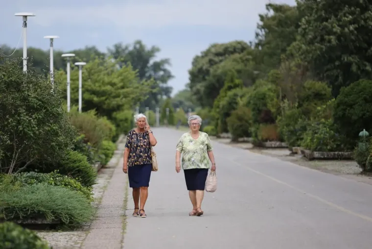 Plavuša u crvenom sama napravila đir po gradu: Pogledajte tko je još uživao u šetnji