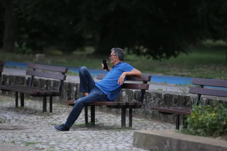 Plavu&scaron;a u crvenom sama napravila đir po gradu: Pogledajte tko je jo&scaron; uživao u &scaron;etnji