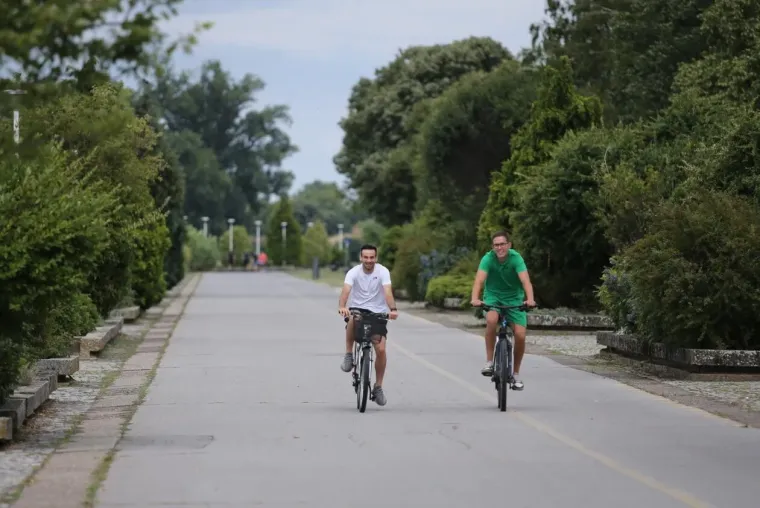 Plavu&scaron;a u crvenom sama napravila đir po gradu: Pogledajte tko je jo&scaron; uživao u &scaron;etnji