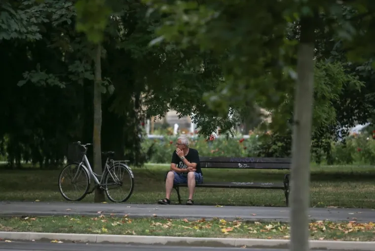 Plavu&scaron;a u crvenom sama napravila đir po gradu: Pogledajte tko je jo&scaron; uživao u &scaron;etnji