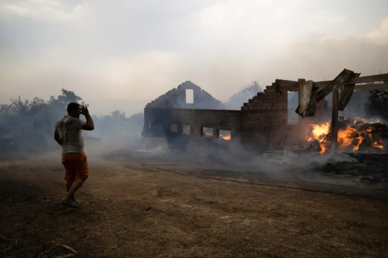 Apokaliptični požari pustoše dijelove Europe: Oglašena crvena uzbuna, ljudi bježe iz domova