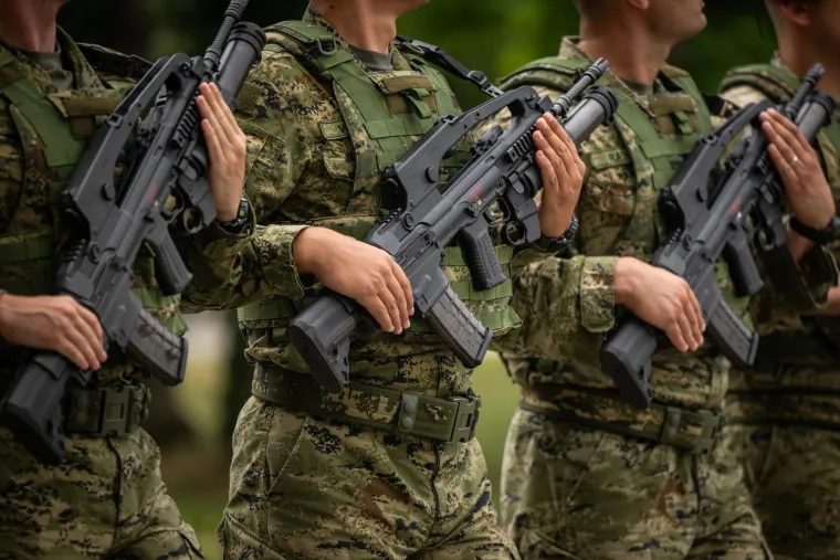 Opake hrvatske vojnikinje pred Anušićem pokazale kako se to radi
