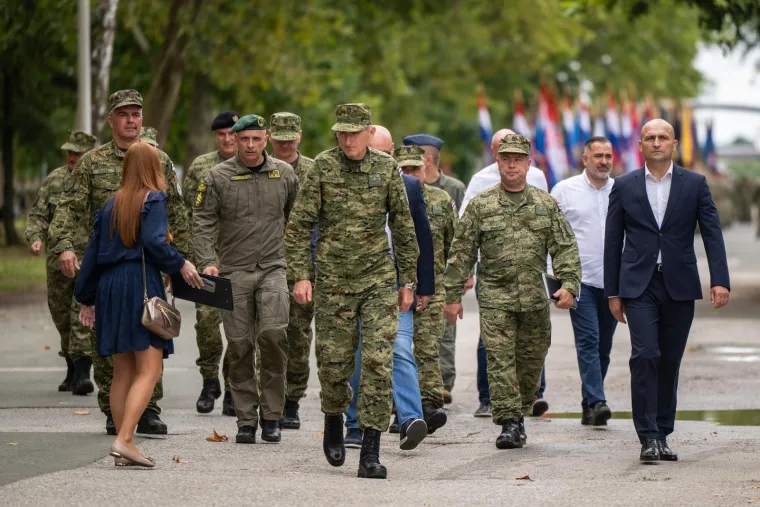 Opake hrvatske vojnikinje pred Anušićem pokazale kako se to radi
