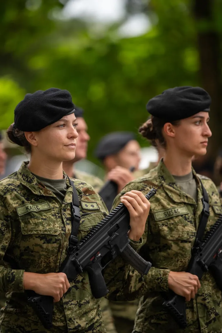 Opake hrvatske vojnikinje pred Anušićem pokazale kako se to radi
