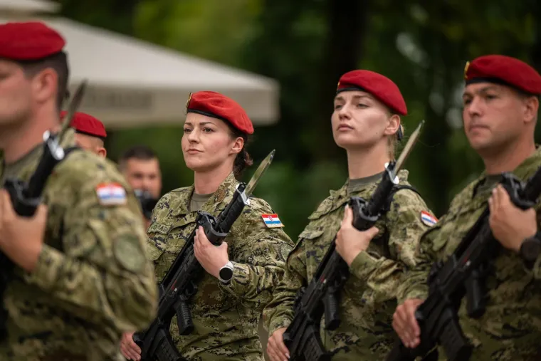 Opake hrvatske vojnikinje pred Anušićem pokazale kako se to radi