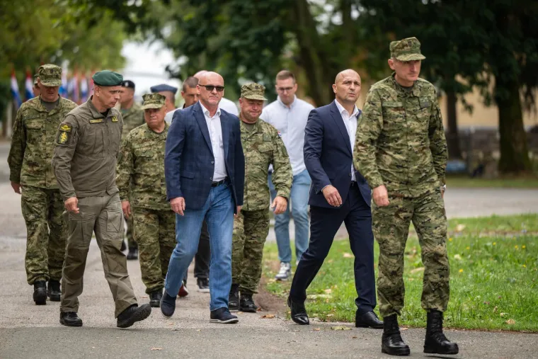 Opake hrvatske vojnikinje pred Anušićem pokazale kako se to radi