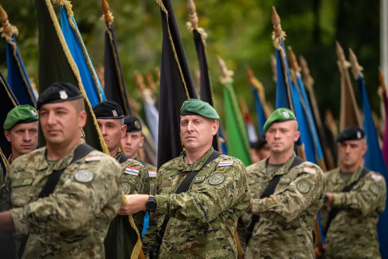 Opake hrvatske vojnikinje pred Anušićem pokazale kako se to radi