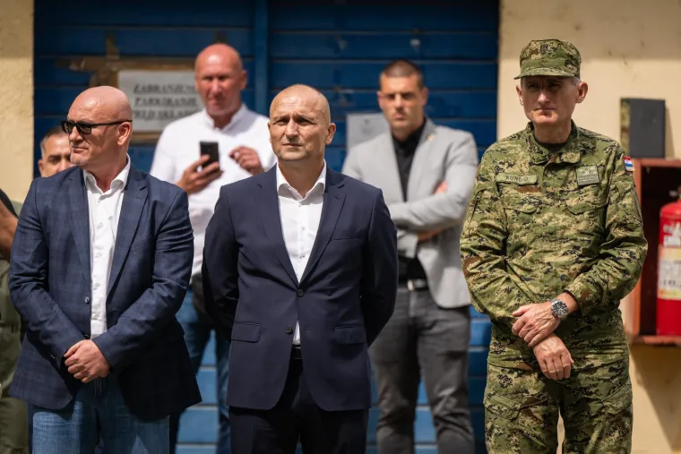 Opake hrvatske vojnikinje pred Anušićem pokazale kako se to radi