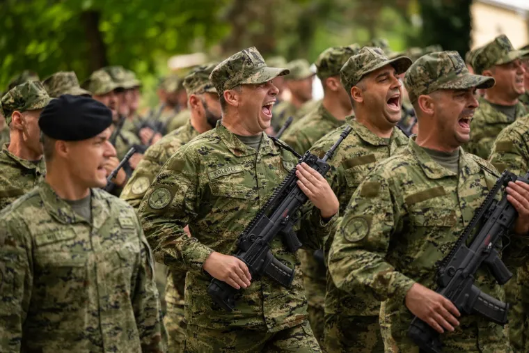 Opake hrvatske vojnikinje pred Anušićem pokazale kako se to radi