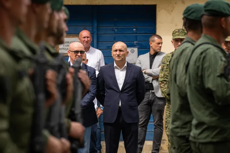 Opake hrvatske vojnikinje pred Anu&scaron;ićem pokazale kako se to radi