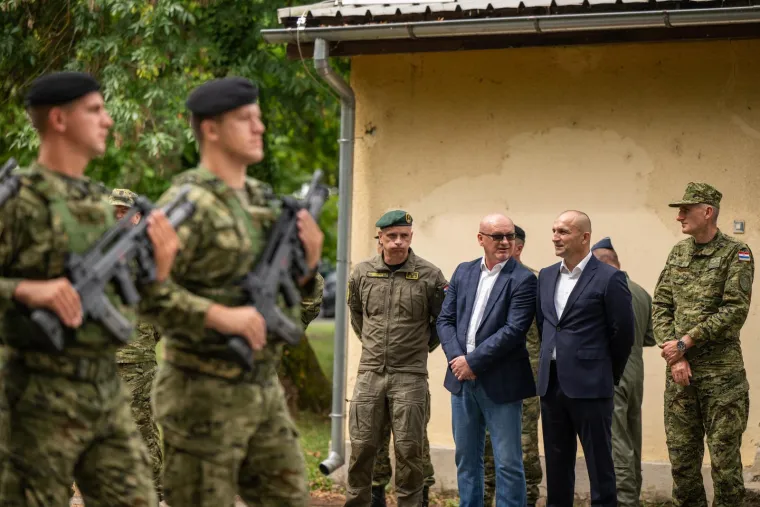 Opake hrvatske vojnikinje pred Anu&scaron;ićem pokazale kako se to radi