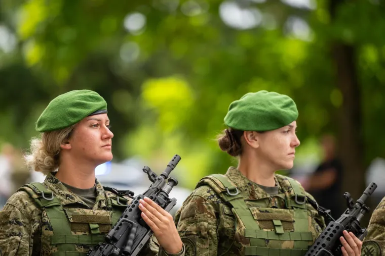 Opake hrvatske vojnikinje pred Anušićem pokazale kako se to radi