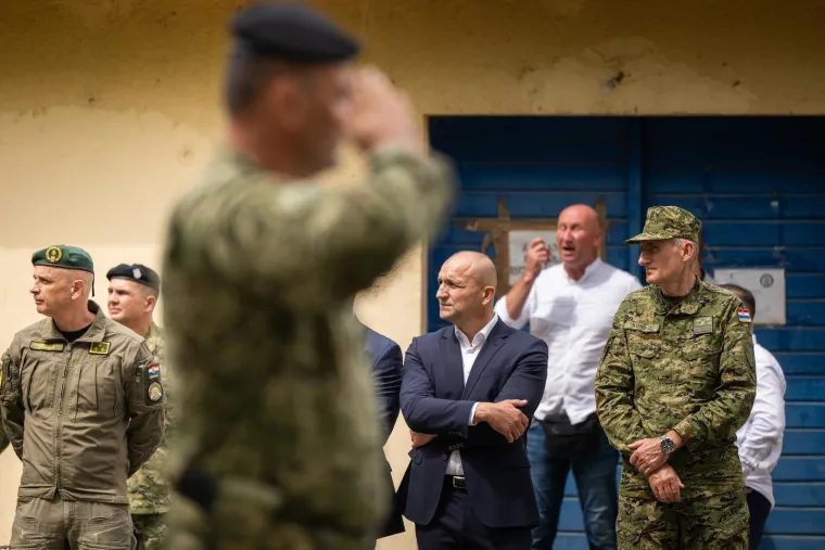 Opake hrvatske vojnikinje pred Anu&scaron;ićem pokazale kako se to radi