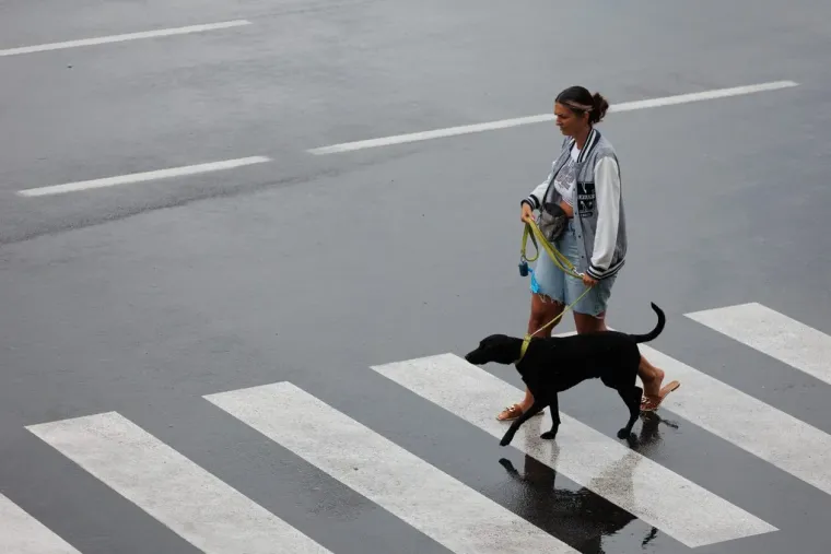 Ki&scaron;a joj ne smeta: Plavu&scaron;a u kratkim hlačama mamila poglede na zadarskoj &scaron;pici