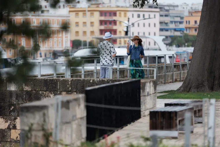 Ki&scaron;a joj ne smeta: Plavu&scaron;a u kratkim hlačama mamila poglede na zadarskoj &scaron;pici