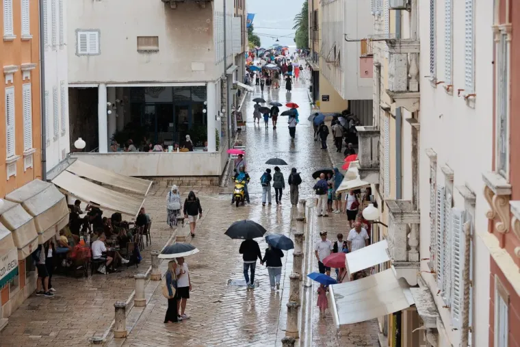 Ki&scaron;a joj ne smeta: Plavu&scaron;a u kratkim hlačama mamila poglede na zadarskoj &scaron;pici