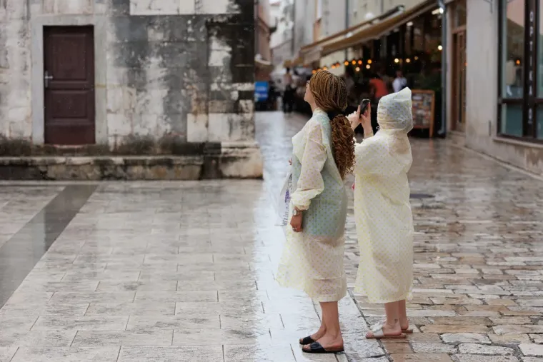 Ki&scaron;a joj ne smeta: Plavu&scaron;a u kratkim hlačama mamila poglede na zadarskoj &scaron;pici