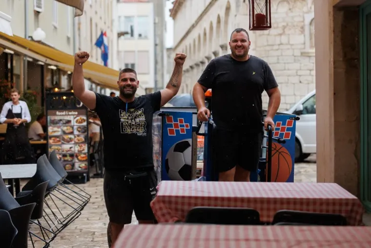 Ki&scaron;a joj ne smeta: Plavu&scaron;a u kratkim hlačama mamila poglede na zadarskoj &scaron;pici