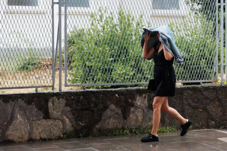 Ki&scaron;a joj ne smeta: Plavu&scaron;a u kratkim hlačama mamila poglede na zadarskoj &scaron;pici