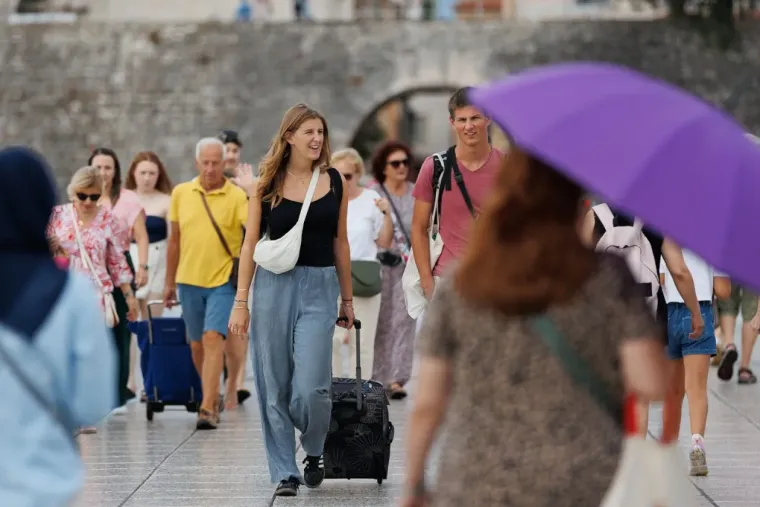 Ki&scaron;a joj ne smeta: Plavu&scaron;a u kratkim hlačama mamila poglede na zadarskoj &scaron;pici