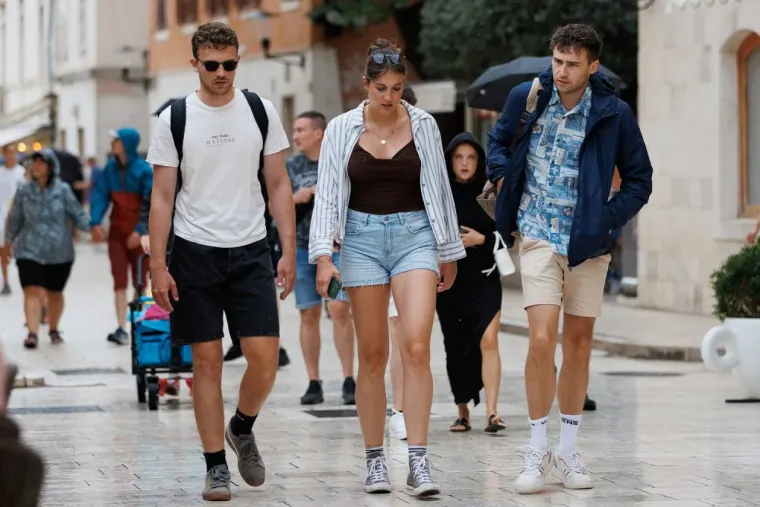 Ki&scaron;a joj ne smeta: Plavu&scaron;a u kratkim hlačama mamila poglede na zadarskoj &scaron;pici