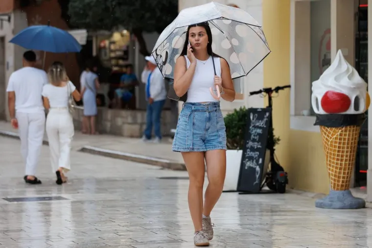 Ki&scaron;a joj ne smeta: Plavu&scaron;a u kratkim hlačama mamila poglede na zadarskoj &scaron;pici