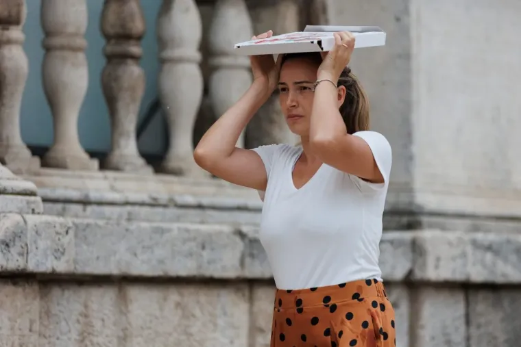 Ki&scaron;a joj ne smeta: Plavu&scaron;a u kratkim hlačama mamila poglede na zadarskoj &scaron;pici