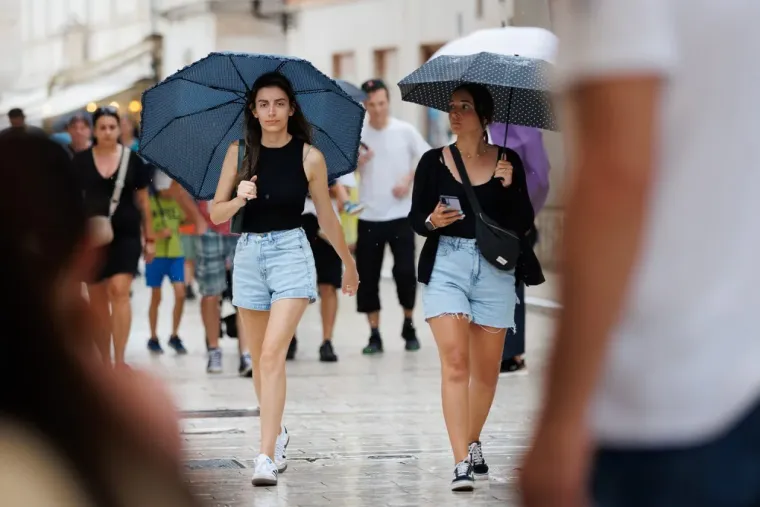 Ki&scaron;a joj ne smeta: Plavu&scaron;a u kratkim hlačama mamila poglede na zadarskoj &scaron;pici