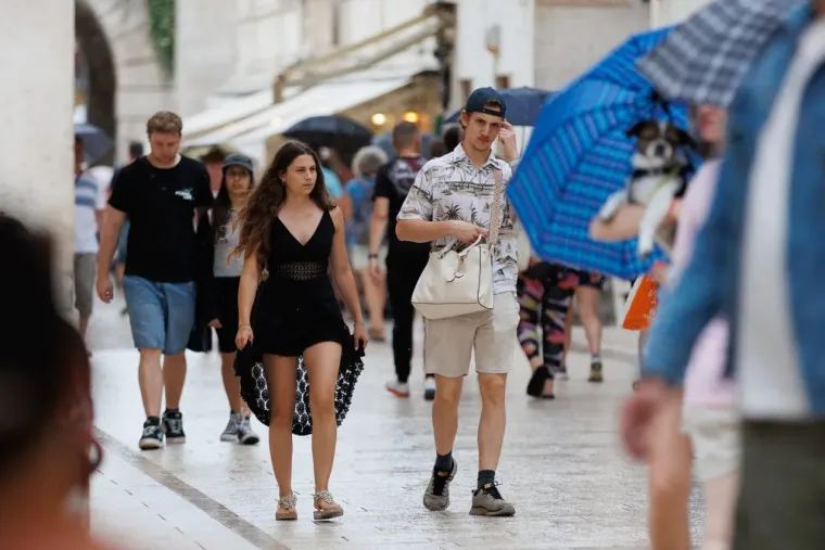 Ki&scaron;a joj ne smeta: Plavu&scaron;a u kratkim hlačama mamila poglede na zadarskoj &scaron;pici