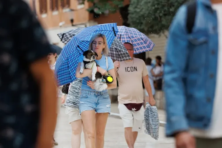 Ki&scaron;a joj ne smeta: Plavu&scaron;a u kratkim hlačama mamila poglede na zadarskoj &scaron;pici