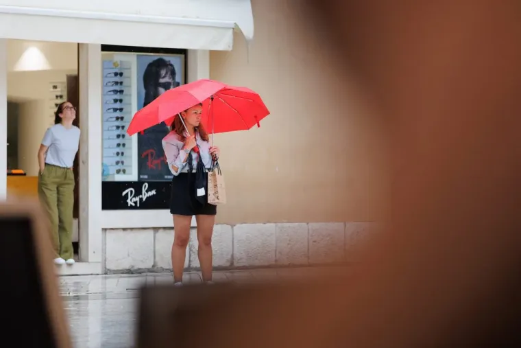 Ki&scaron;a joj ne smeta: Plavu&scaron;a u kratkim hlačama mamila poglede na zadarskoj &scaron;pici