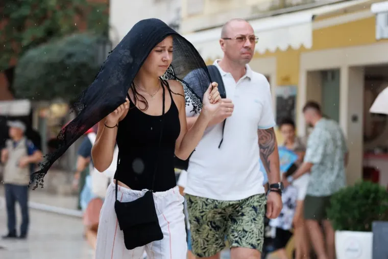 Ki&scaron;a joj ne smeta: Plavu&scaron;a u kratkim hlačama mamila poglede na zadarskoj &scaron;pici