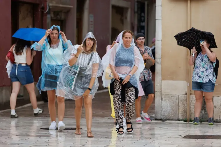 Ki&scaron;a joj ne smeta: Plavu&scaron;a u kratkim hlačama mamila poglede na zadarskoj &scaron;pici