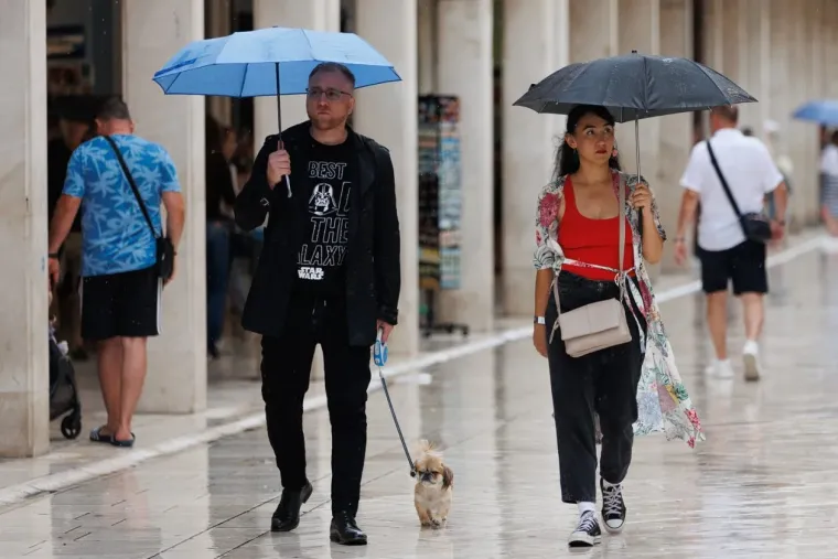 Ki&scaron;a joj ne smeta: Plavu&scaron;a u kratkim hlačama mamila poglede na zadarskoj &scaron;pici