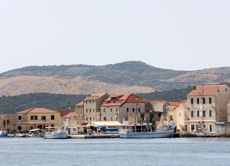 Najmanji naseljeni otok Jadrana nosi divovsku priču o hrabrosti: Ima jedinstven muzej i poseban &scaron;arm