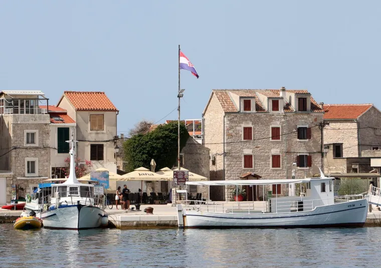 Najmanji naseljeni otok Jadrana nosi divovsku priču o hrabrosti: Ima jedinstven muzej i poseban &scaron;arm