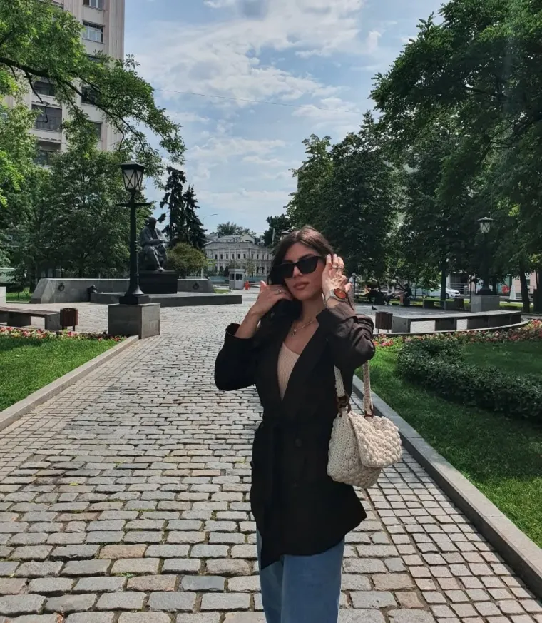 Zaručnica Miloša Bikovića rijetko se pojavljuje u medijima, a ovo su njezina najbolja izdanja