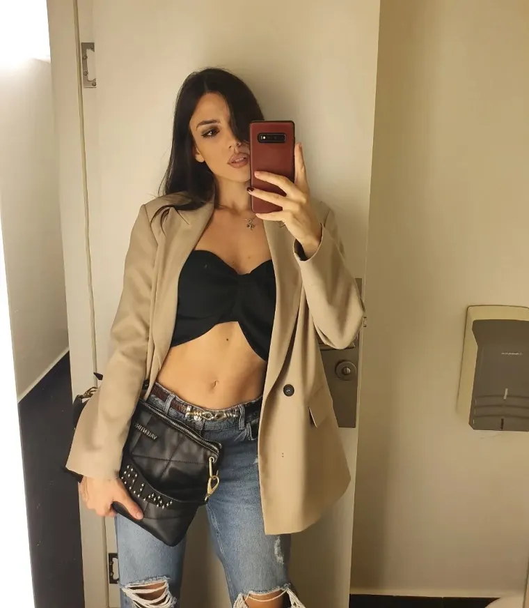 Zaručnica Miloša Bikovića rijetko se pojavljuje u medijima, a ovo su njezina najbolja izdanja