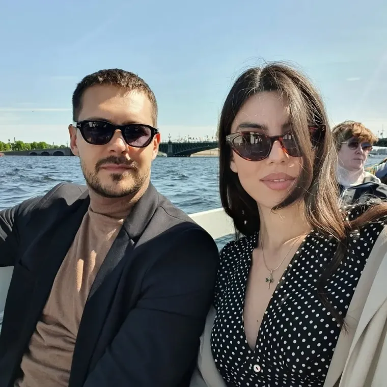 Zaručnica Miloša Bikovića rijetko se pojavljuje u medijima, a ovo su njezina najbolja izdanja