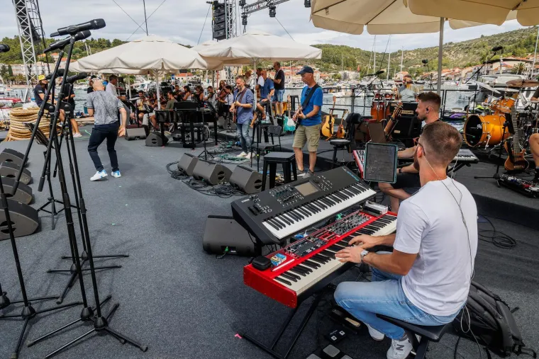 Pripreme za 'Trag u beskraju': Poznata lica pjevat će Oliveru u čast, ovako je izgledala proba