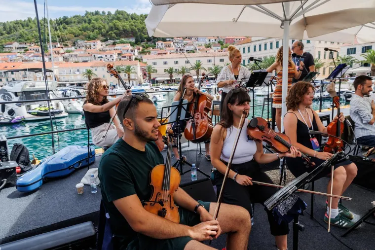Pripreme za 'Trag u beskraju': Poznata lica pjevat će Oliveru u čast, ovako je izgledala proba