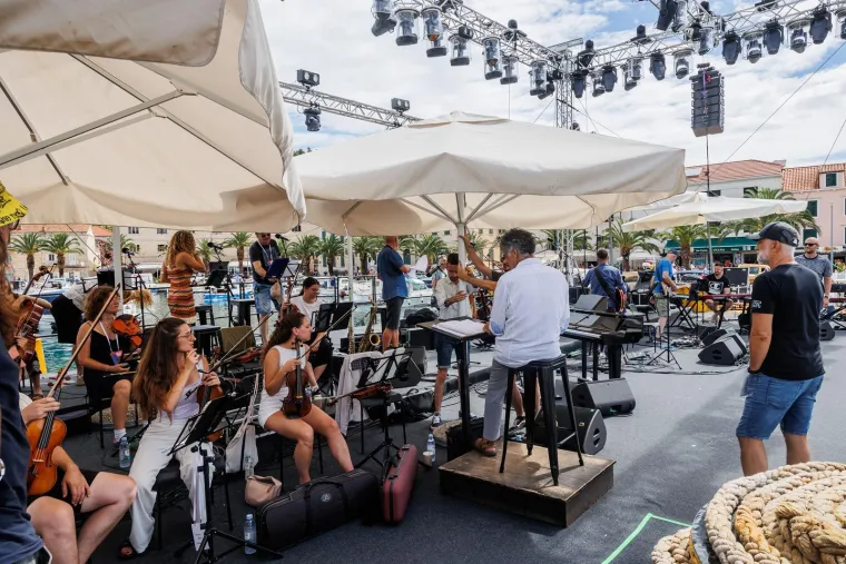 Pripreme za 'Trag u beskraju': Poznata lica pjevat će Oliveru u čast, ovako je izgledala proba