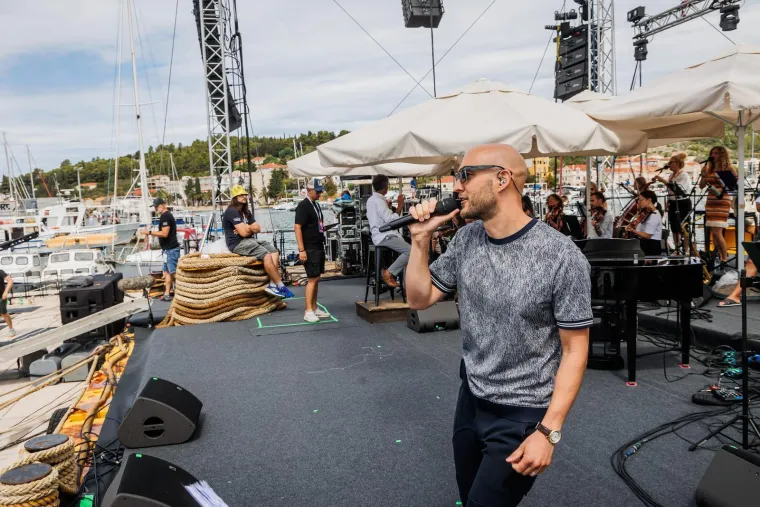 Pripreme za 'Trag u beskraju': Poznata lica pjevat će Oliveru u čast, ovako je izgledala proba